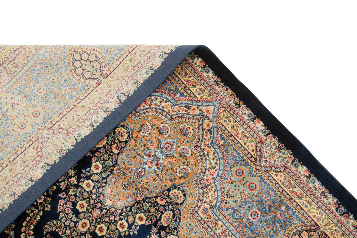 Rechteck Teppich Ghom Design in Dunkelblau von Hadorn™ - Lifestyle Image