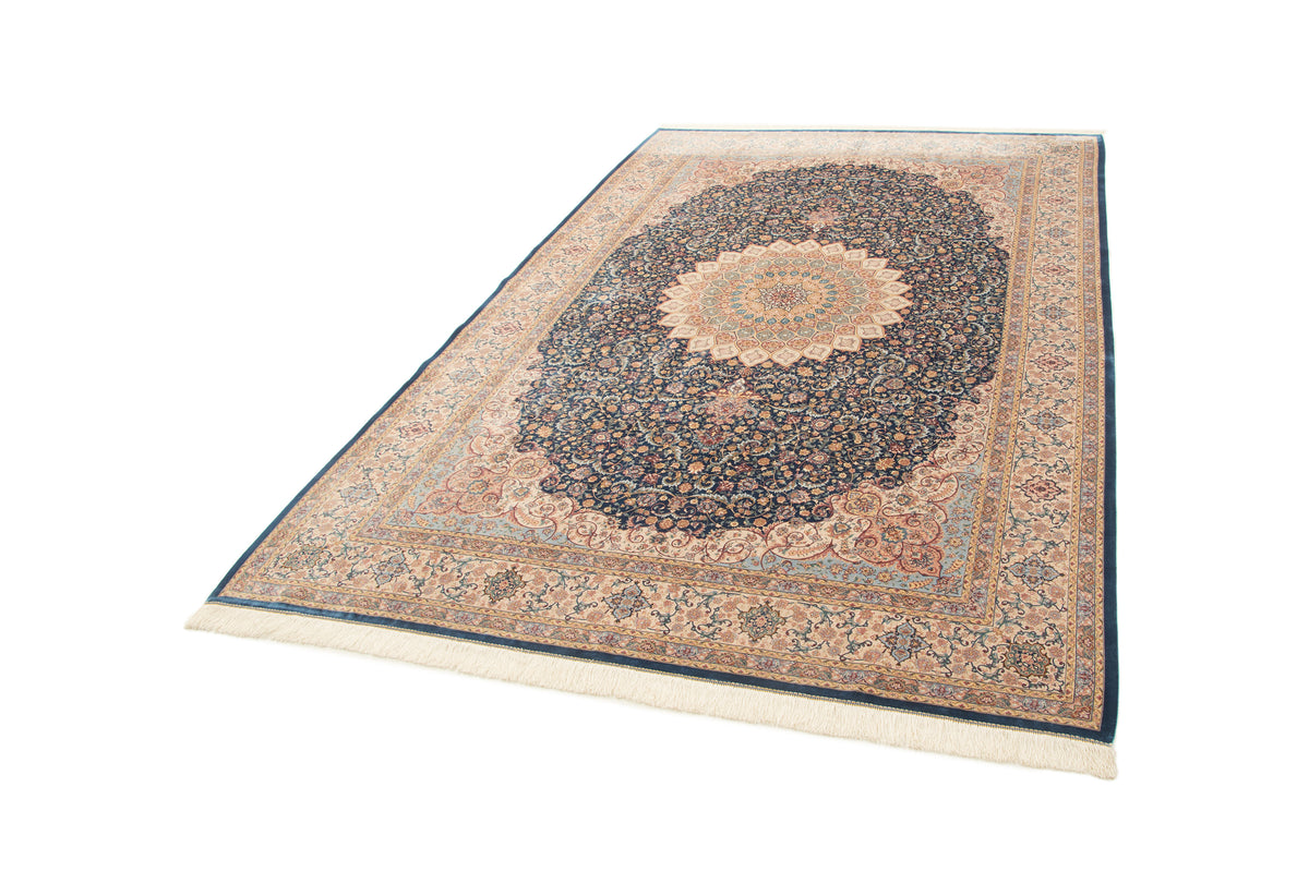 Rechteck Teppich Ghom Design in Blau von Hadorn™ - Lifestyle Image