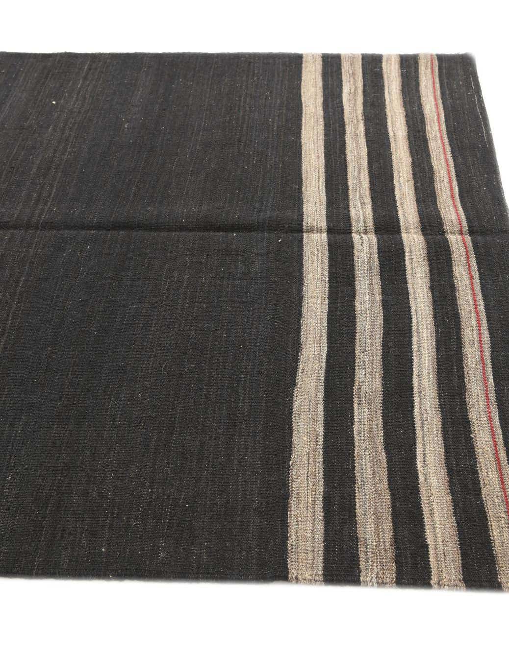 Rechteck Handgeflochten Teppich Kelim Modern in Schwarz von Hadorn™ - Lifestyle Image