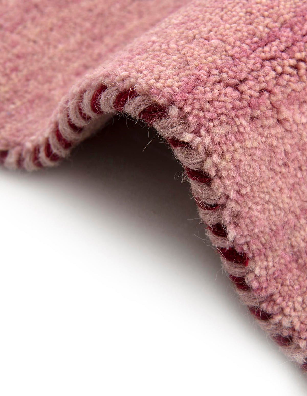 Wolle Teppich Solid Gabbeh in Rosa von Hadorn™ - Lifestyle Image