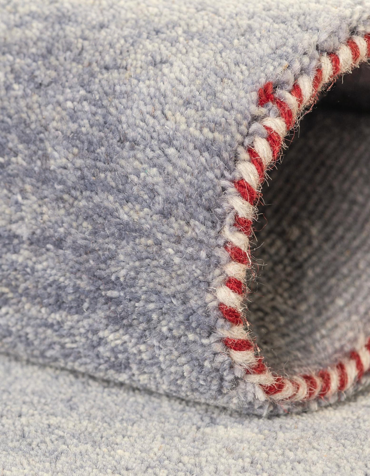 Wolle Teppich Solid Gabbeh in Grau von Hadorn™ - Lifestyle Image