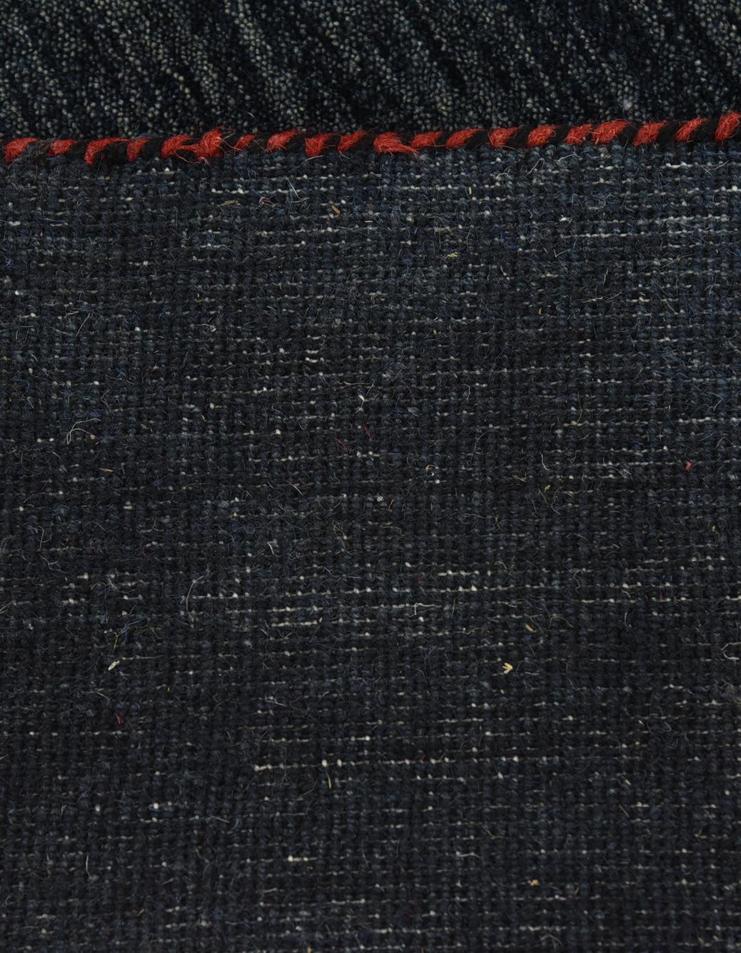 Wolle Teppich Solid Gabbeh in Marineblau von Hadorn™ - Lifestyle Image