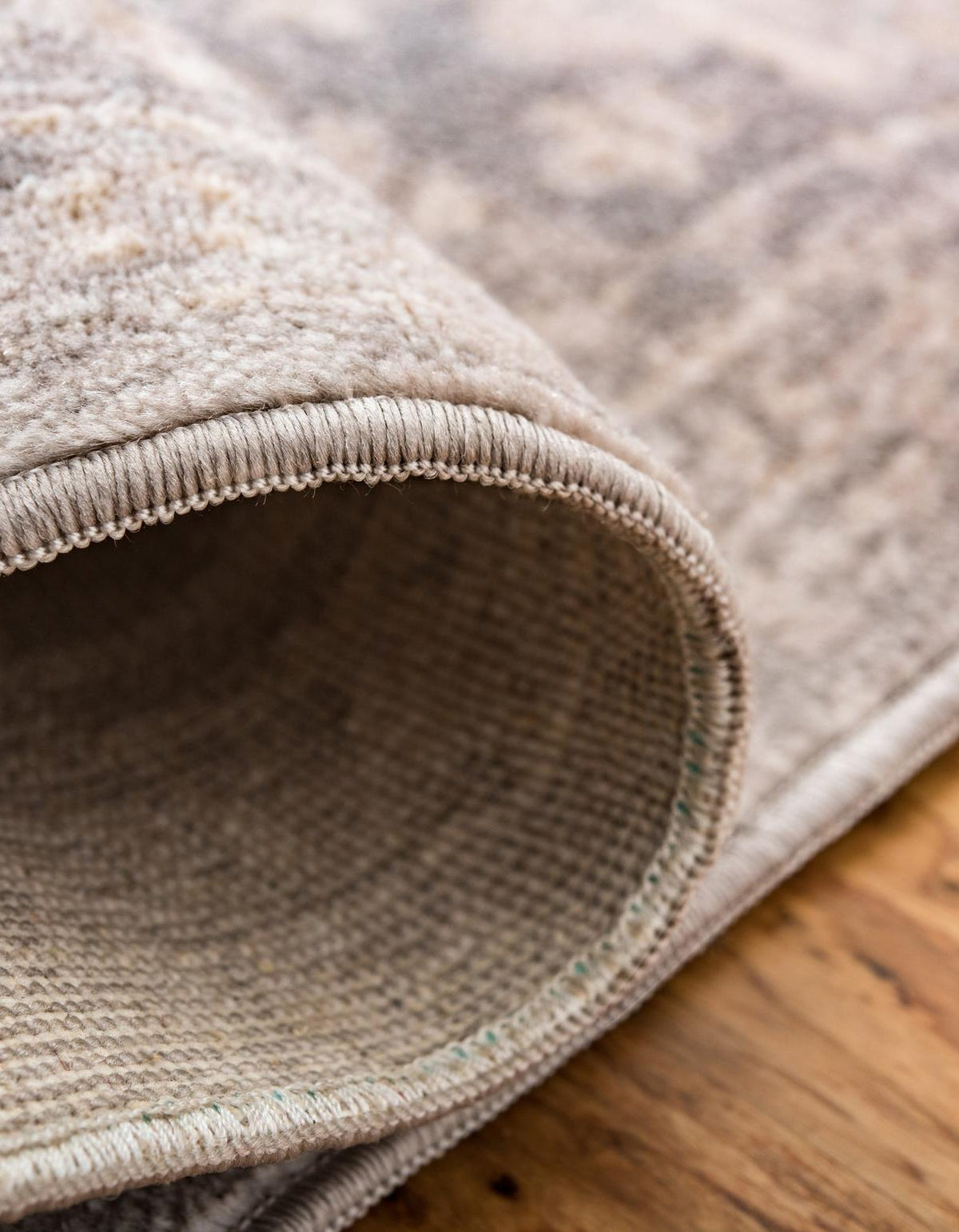 Rechteck Teppich Restoration in Grau von Hadorn™ - Lifestyle Image