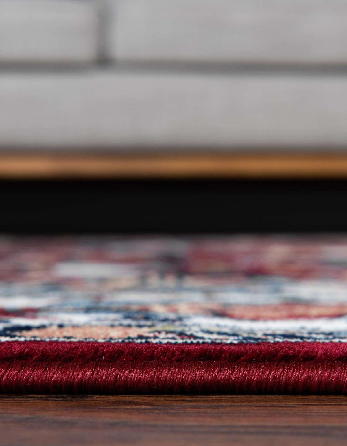 Rechteck Teppich Nain Design in Burgund von Hadorn™ - Lifestyle Image