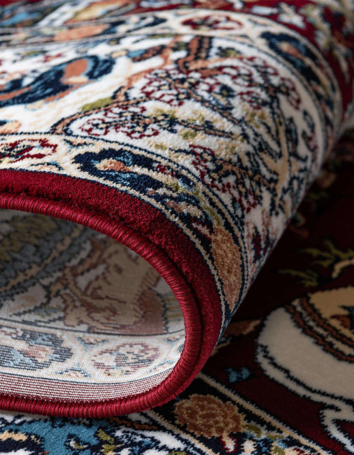 Rechteck Teppich Nain Design in Burgund von Hadorn™ - Lifestyle Image