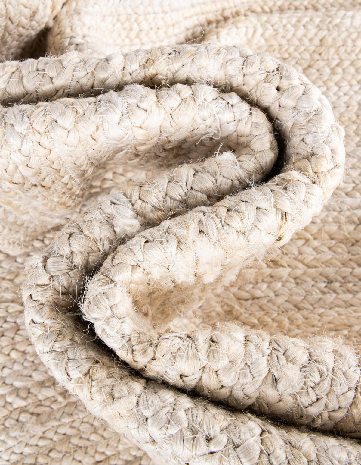 Rechteck Teppich Braided Jute in Weiss von Hadorn™ - Lifestyle Image