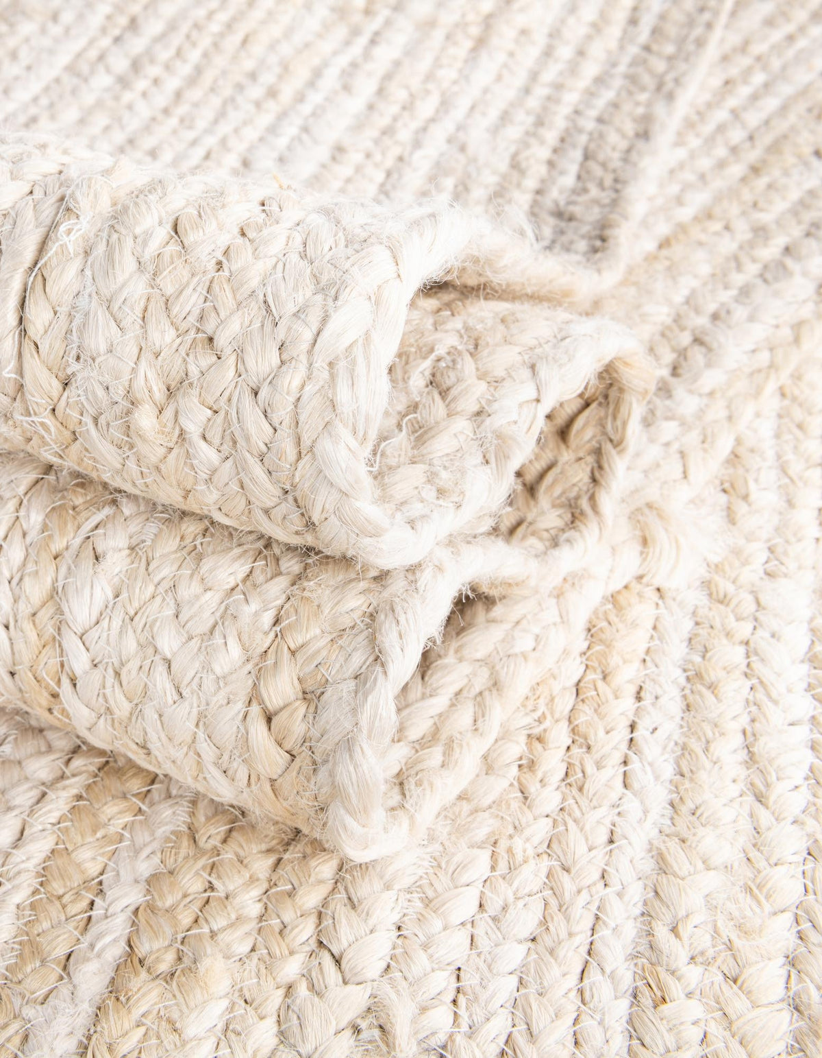 Rechteck Handgeflochten Teppich Braided Jute in Weiss von Hadorn™ - Lifestyle Image