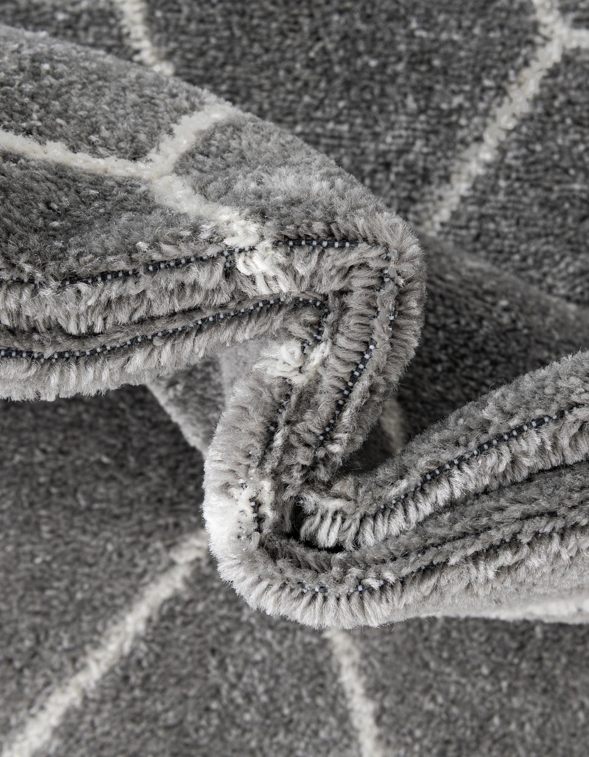 Rechteck Teppich Trellis Frieze in Hellgrau von Hadorn™ - Lifestyle Image