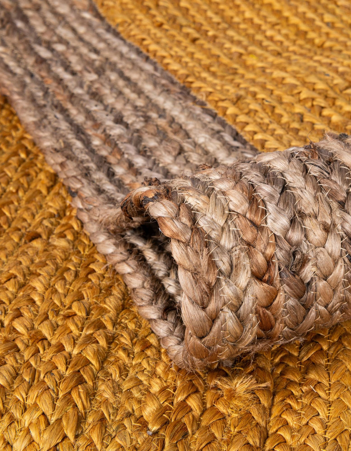 Rund Teppich Braided Jute in Gelb von Hadorn™ - Lifestyle Image