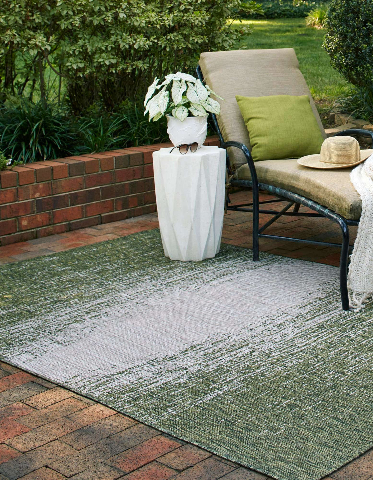 Rechteck Outdoor Teppich Outdoor Modern in Grün von Hadorn™ - Lifestyle Image