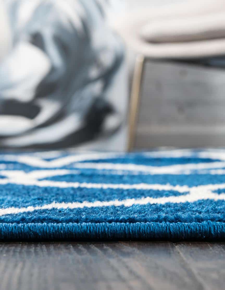 Rechteck Teppich Trellis Frieze in Marineblau von Hadorn™ - Lifestyle Image