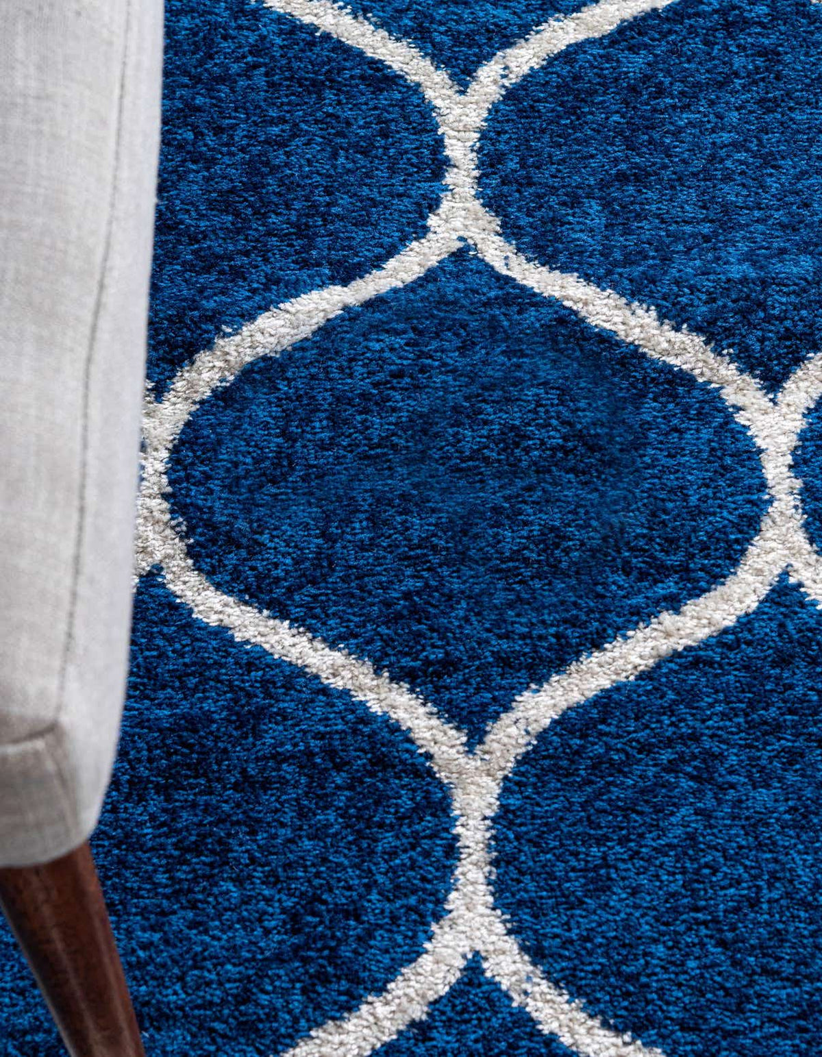 Rechteck Teppich Trellis Frieze in Marineblau von Hadorn™ - Lifestyle Image