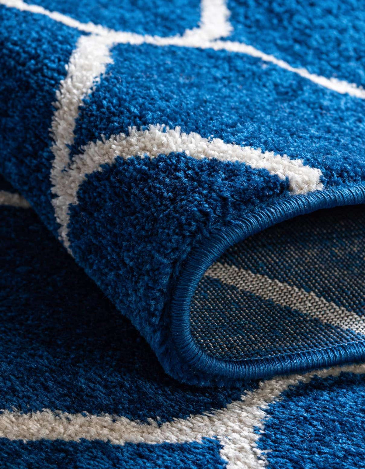 Rechteck Teppich Trellis Frieze in Marineblau von Hadorn™ - Lifestyle Image