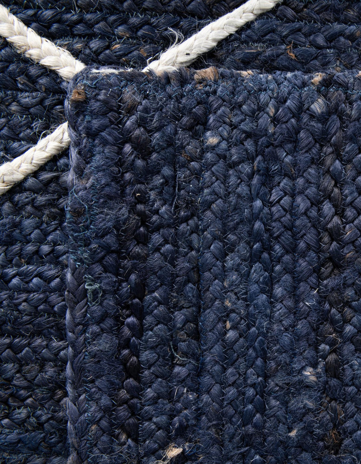 Rechteck Teppich Braided Jute in Blau von Hadorn™ - Lifestyle Image