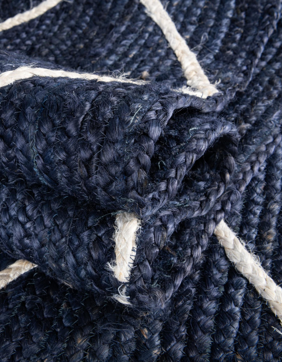 Rechteck Teppich Braided Jute in Blau von Hadorn™ - Lifestyle Image