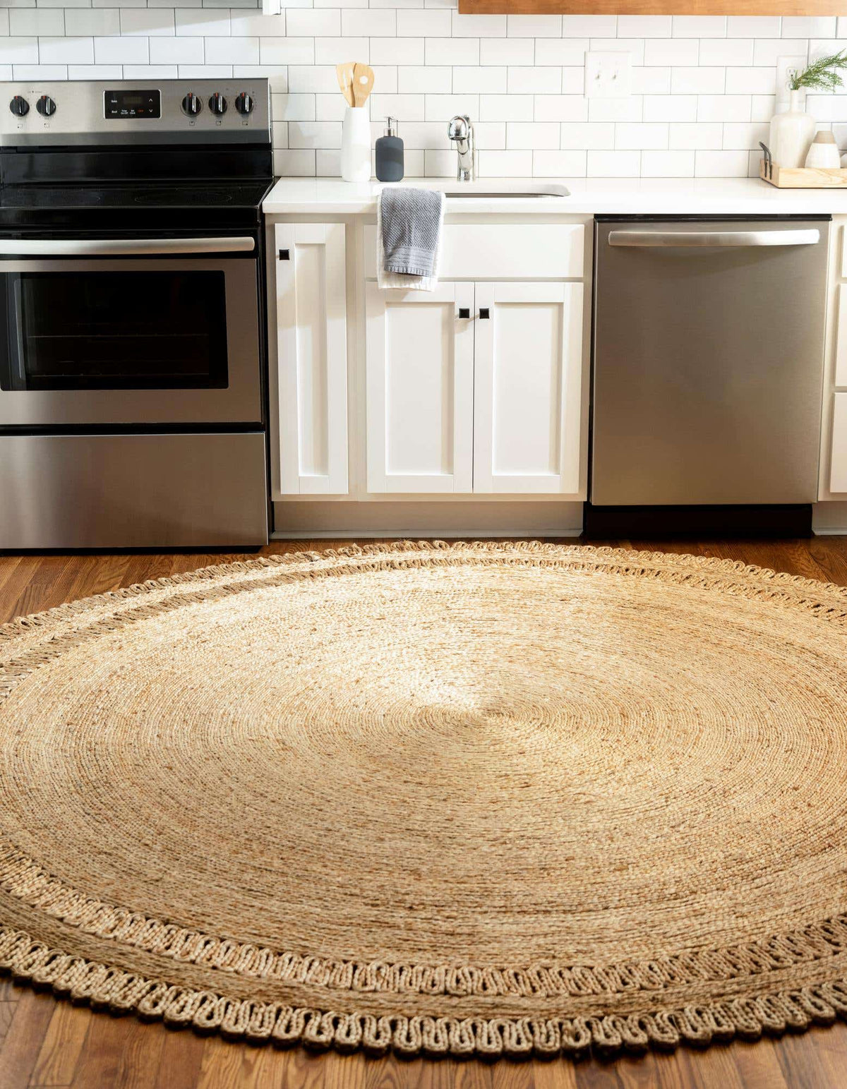 Rund Handgeflochten Teppich Braided Jute in Natürlich von Hadorn™ - Lifestyle Image