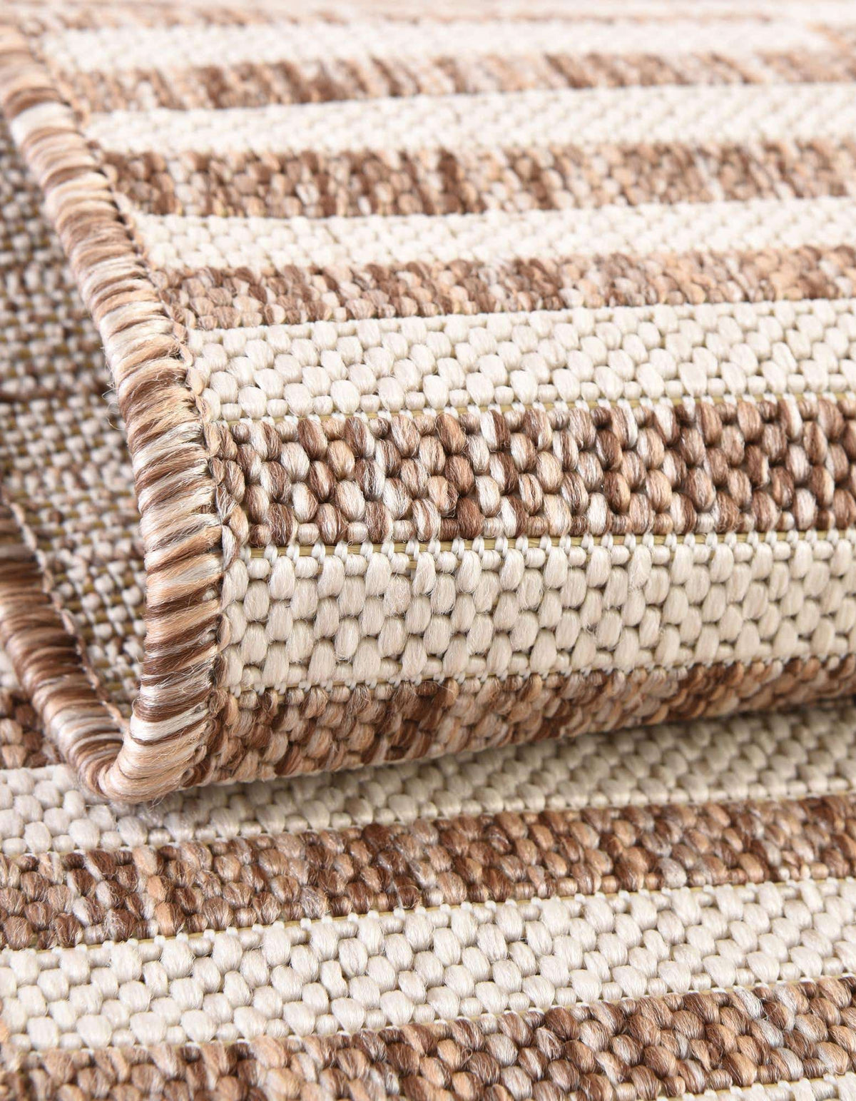 Rechteck Outdoor Teppich Tulum Outdoor Tile in Taupe von Hadorn™ - Lifestyle Image