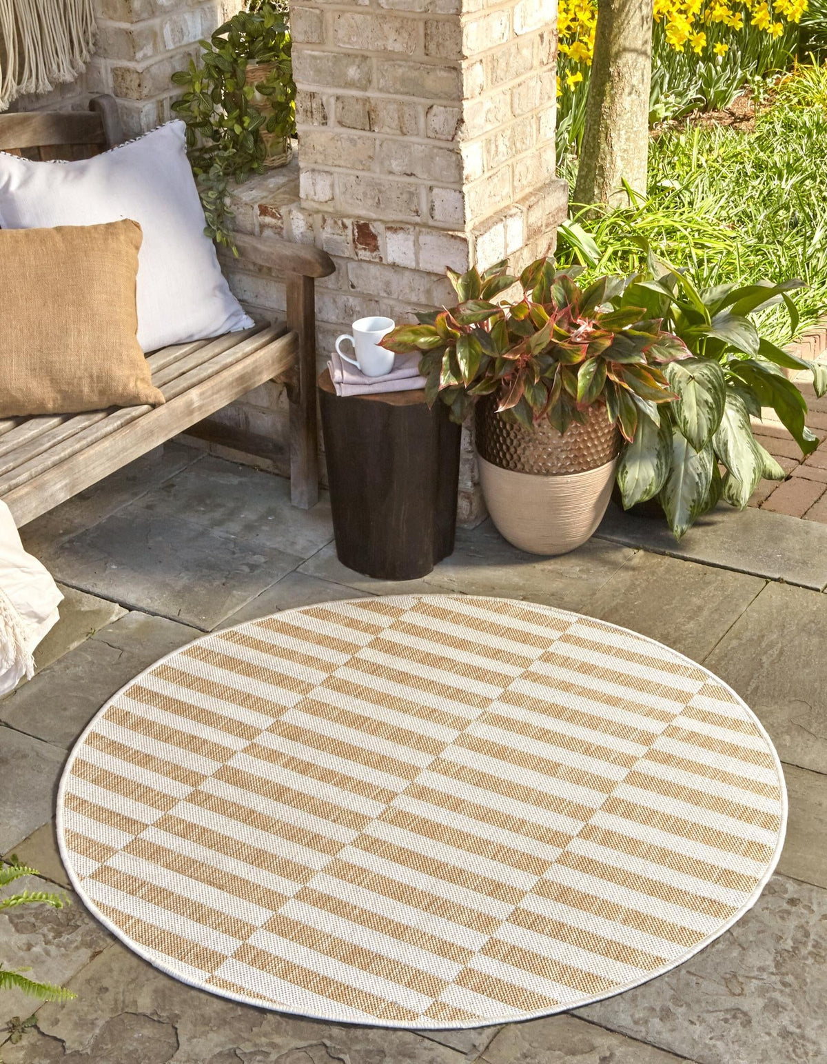 Rund Outdoor Teppich Tulum Outdoor in Taupe von Hadorn™ - Lifestyle Image