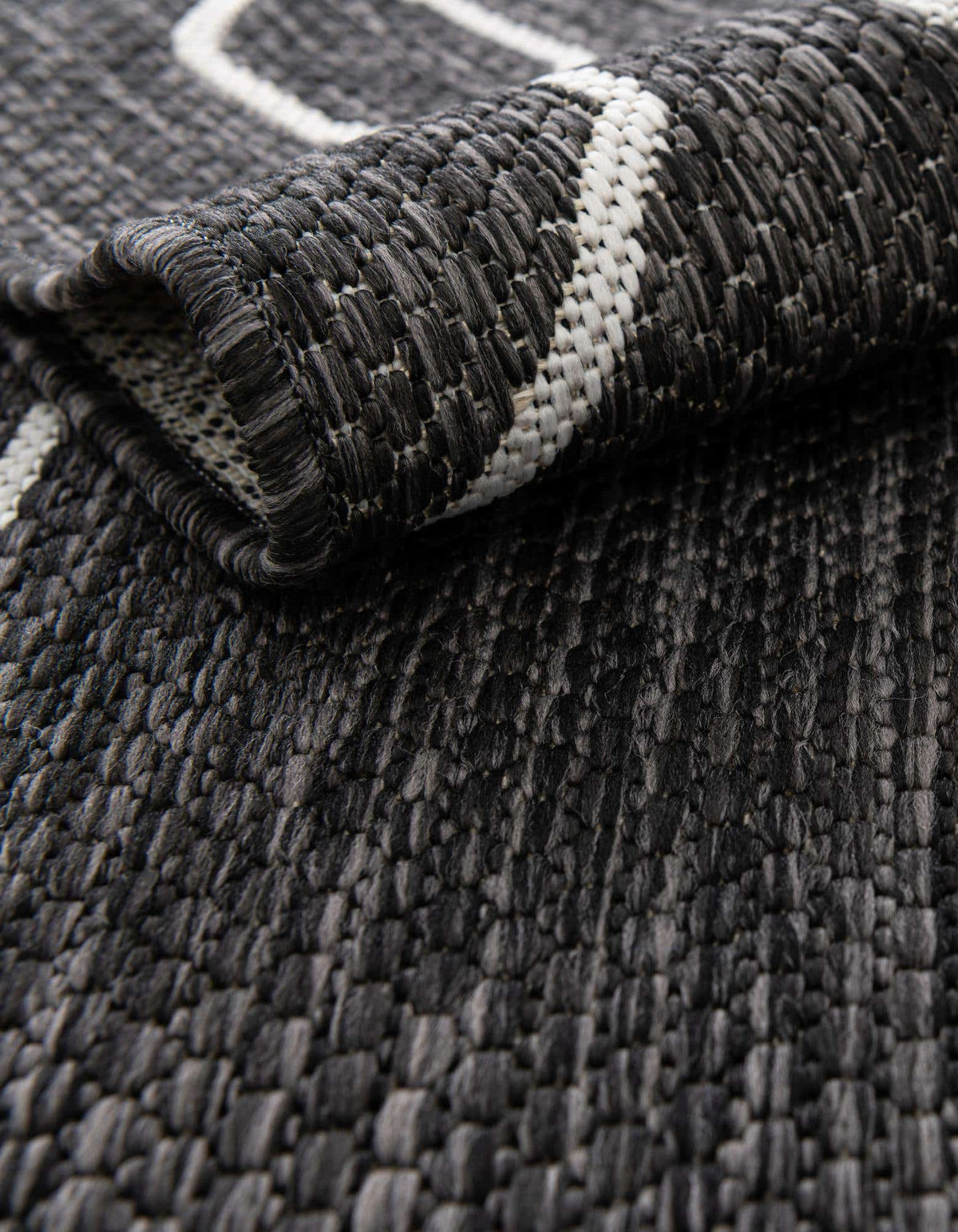 Rechteck Outdoor Teppich Tulum Outdoor Fence in Holzkohle von Hadorn™ - Lifestyle Image
