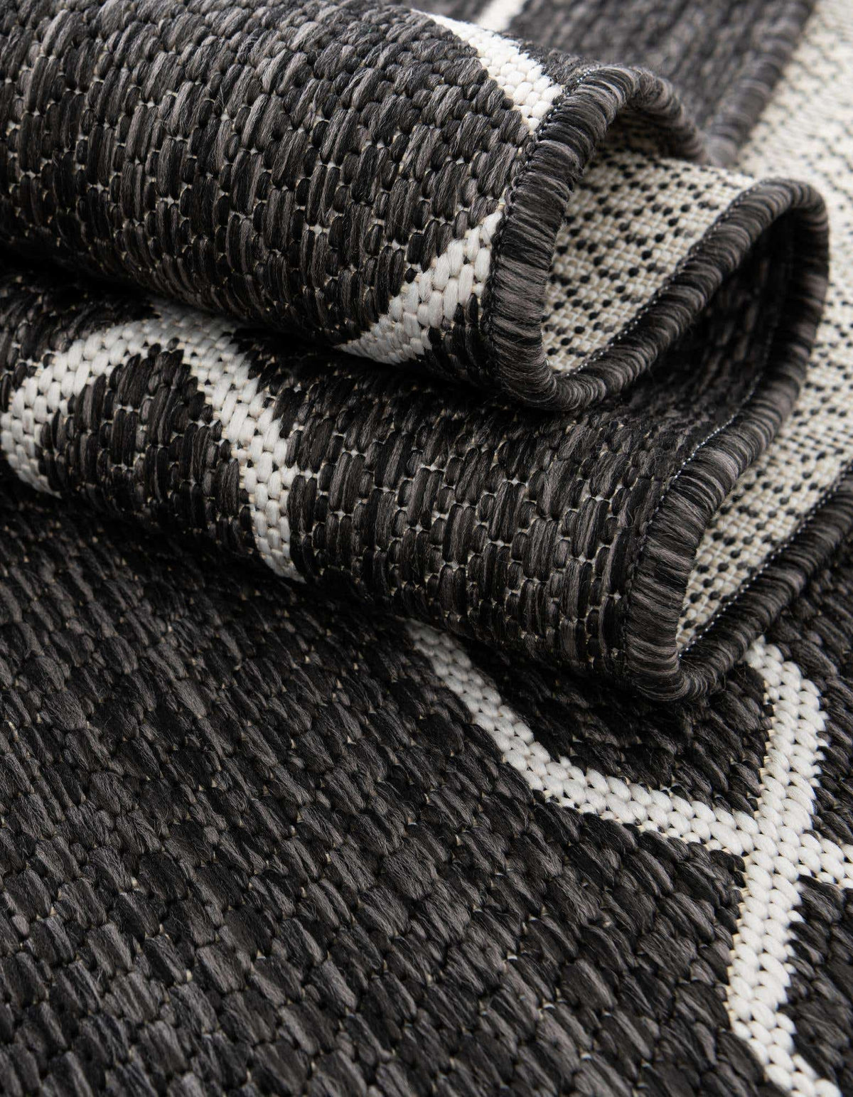 Rechteck Outdoor Teppich Tulum Outdoor Fence in Holzkohle von Hadorn™ - Lifestyle Image