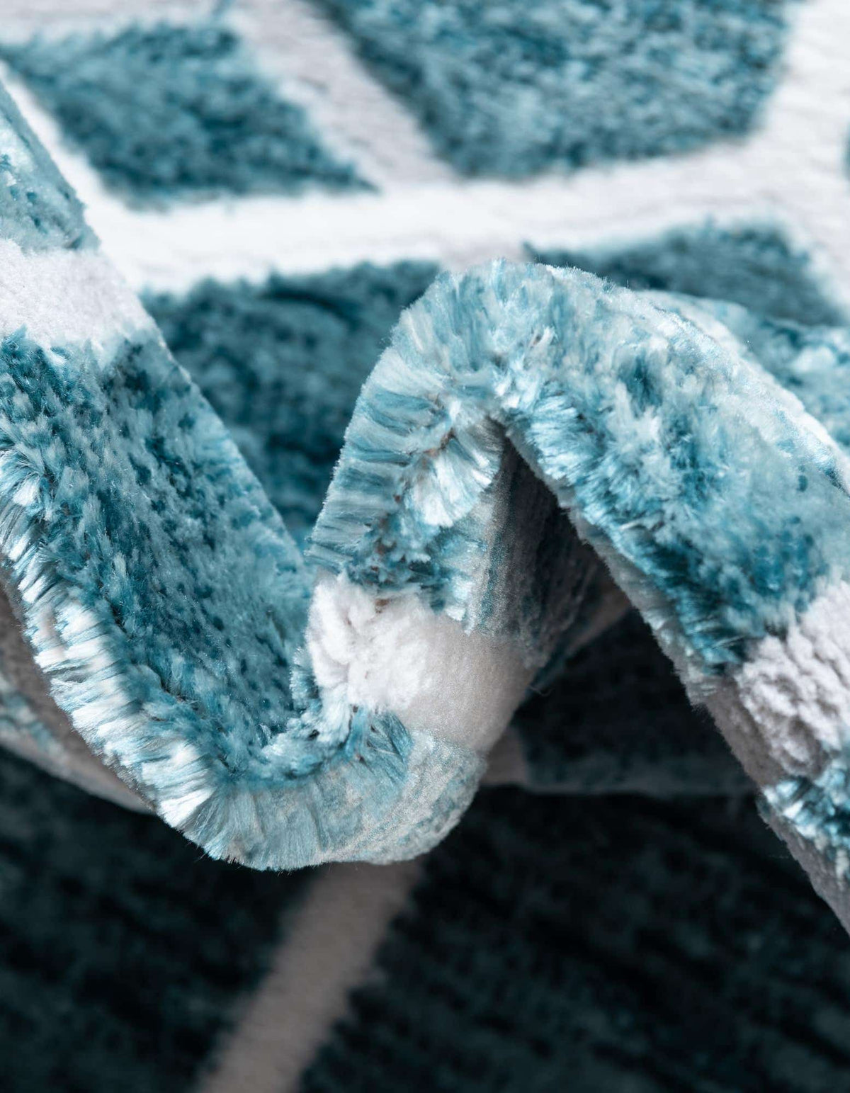 Läufer Teppich Lattice Trellis in Blau von Hadorn™ - Lifestyle Image