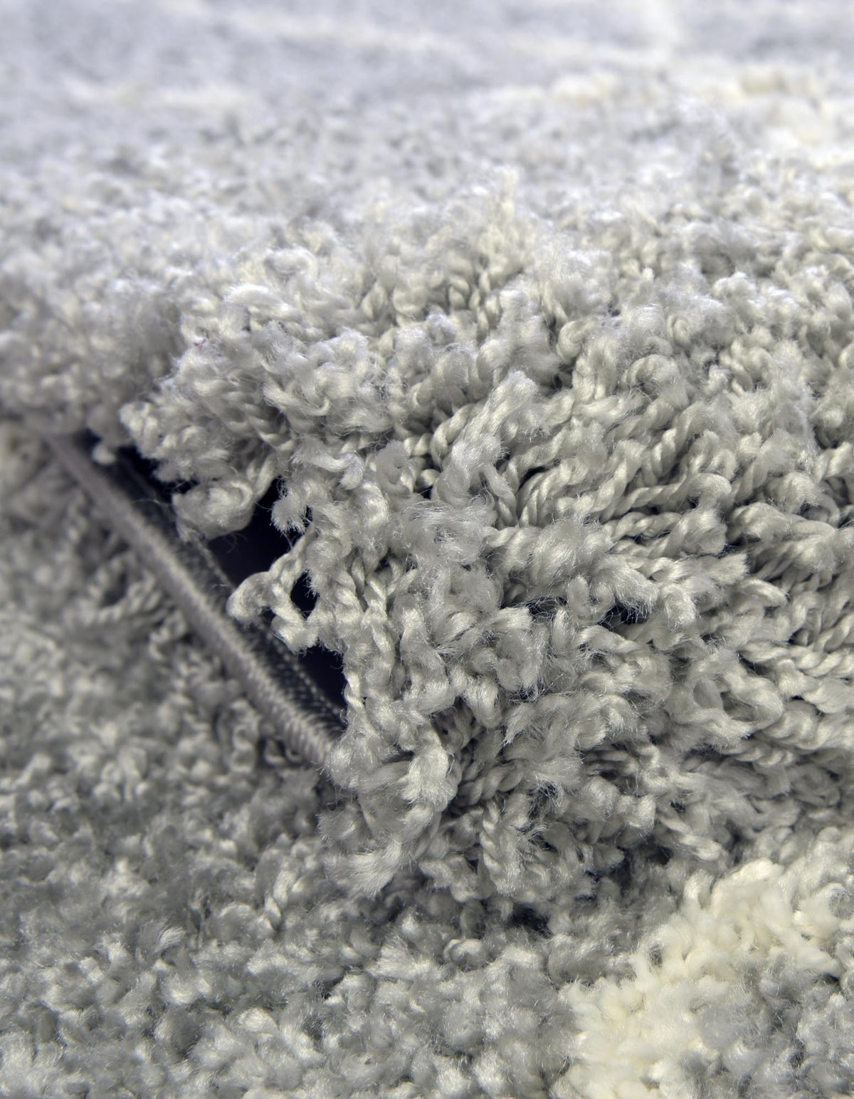 Läufer Teppich Lachen Fence in Wolkengrau von Hadorn™ - Lifestyle Image