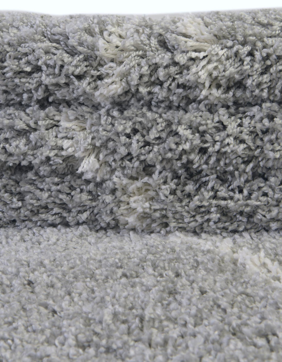 Quadratisch Teppich Lachen Fence in Wolkengrau von Hadorn™ - Lifestyle Image