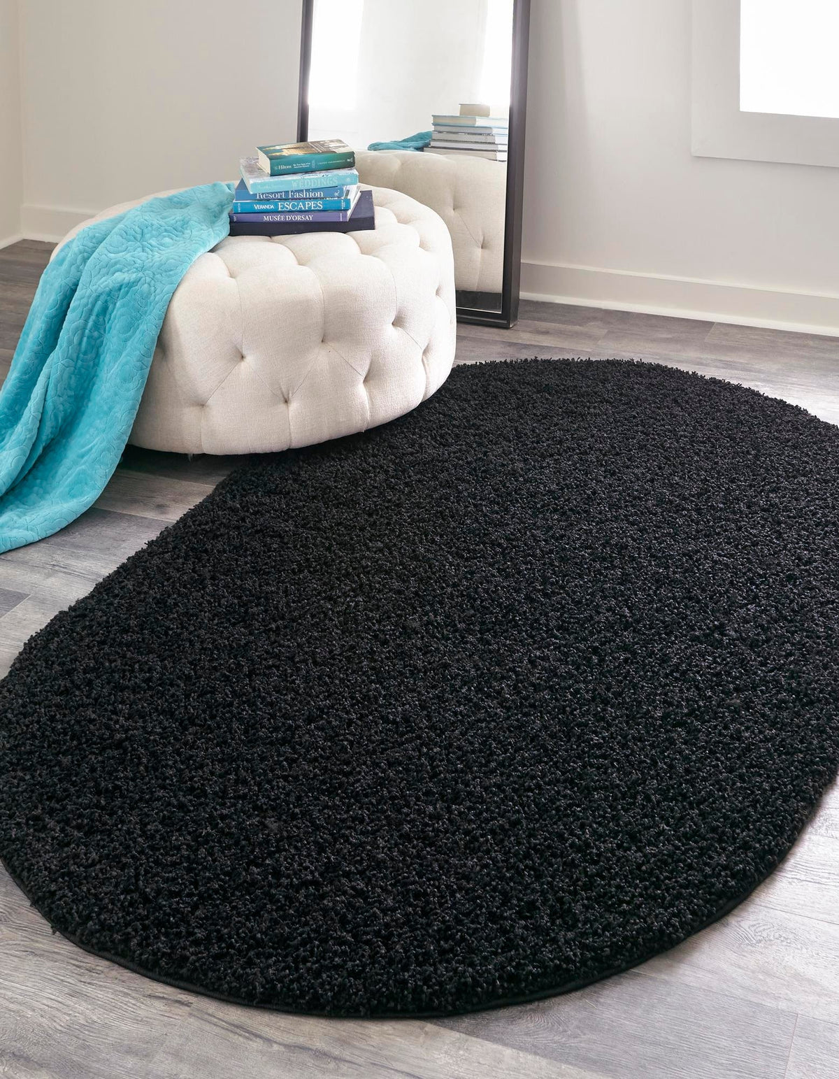 Oval Hochflorteppich Solid Shag in Schwarz von Hadorn™ - Lifestyle Image
