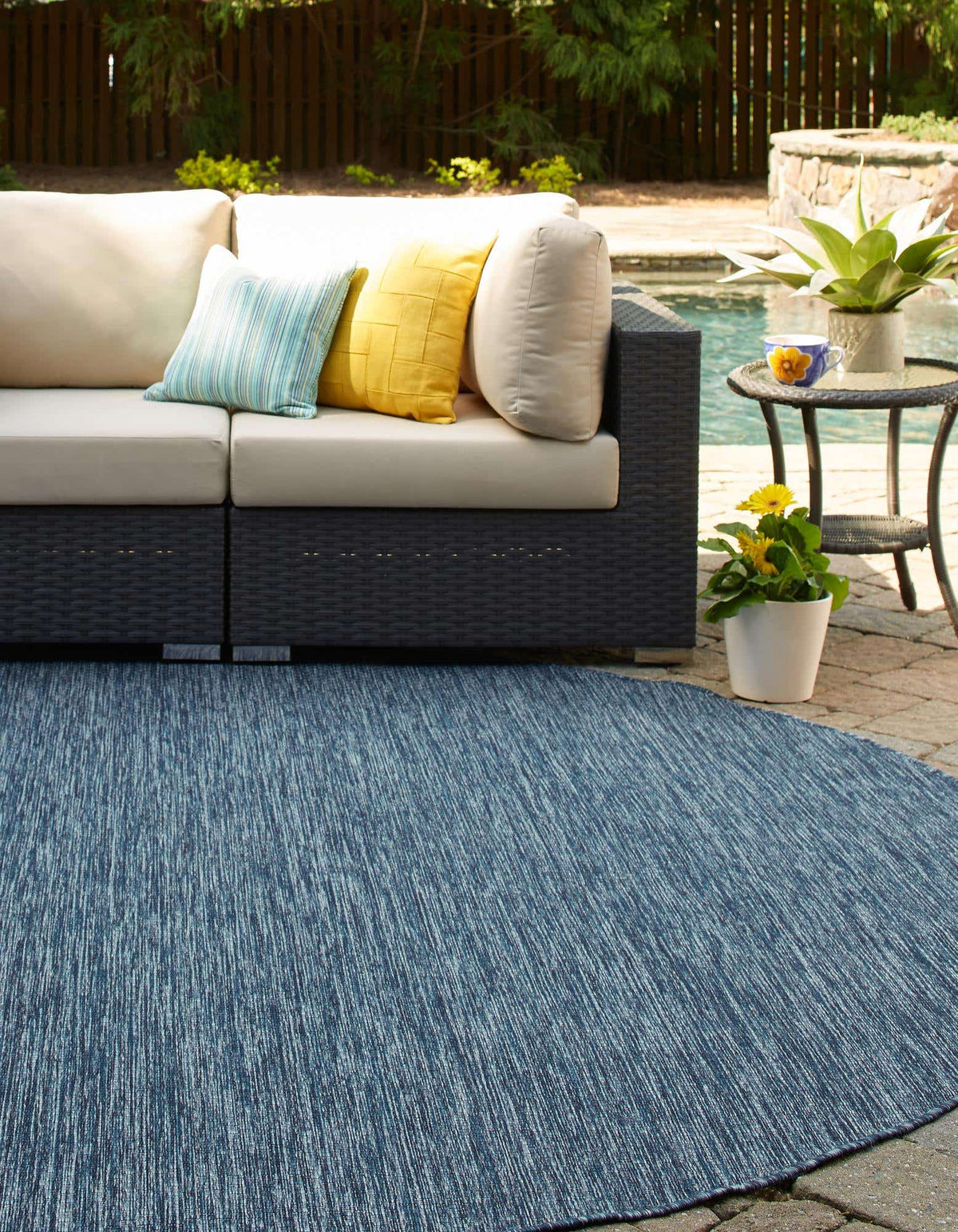 Rund Outdoor Teppich Tulum Outdoor in Blau von Hadorn™ - Lifestyle Image