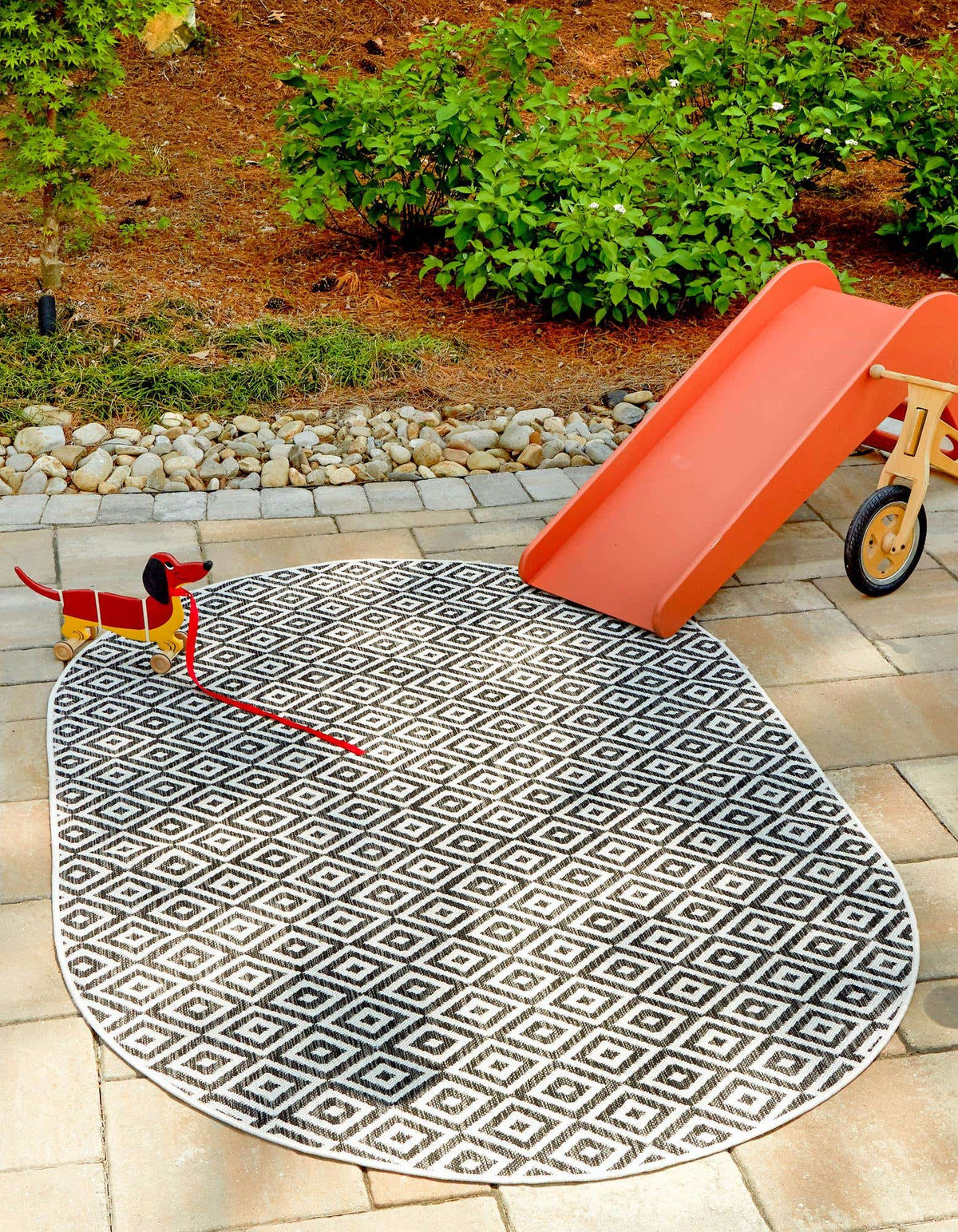 Oval Outdoor Teppich Tulum Outdoor in Anthrazit von Hadorn™ - Lifestyle Image