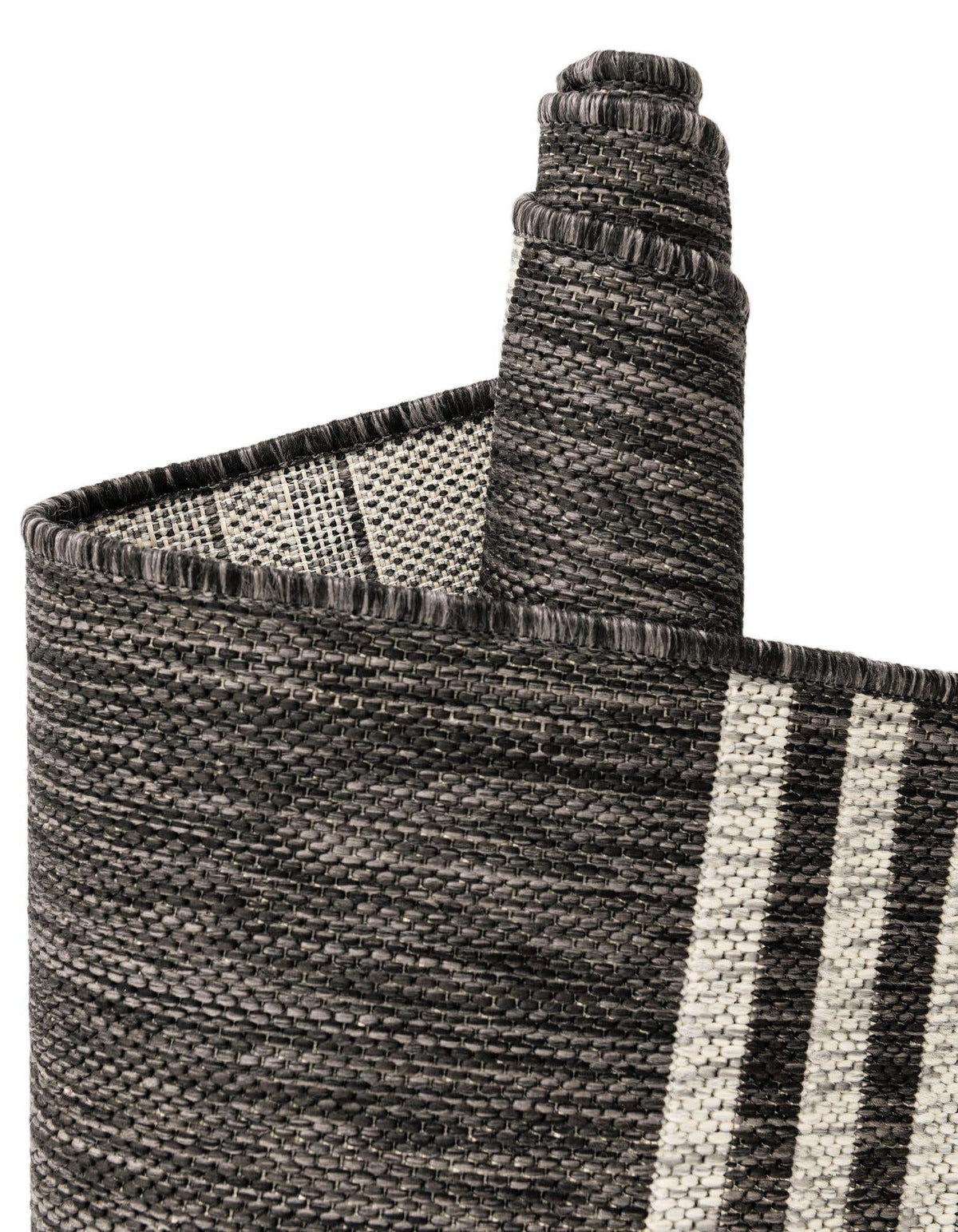 Quadratisch Outdoor Teppich Tulum Outdoor in Holzkohle von Hadorn™ - Lifestyle Image