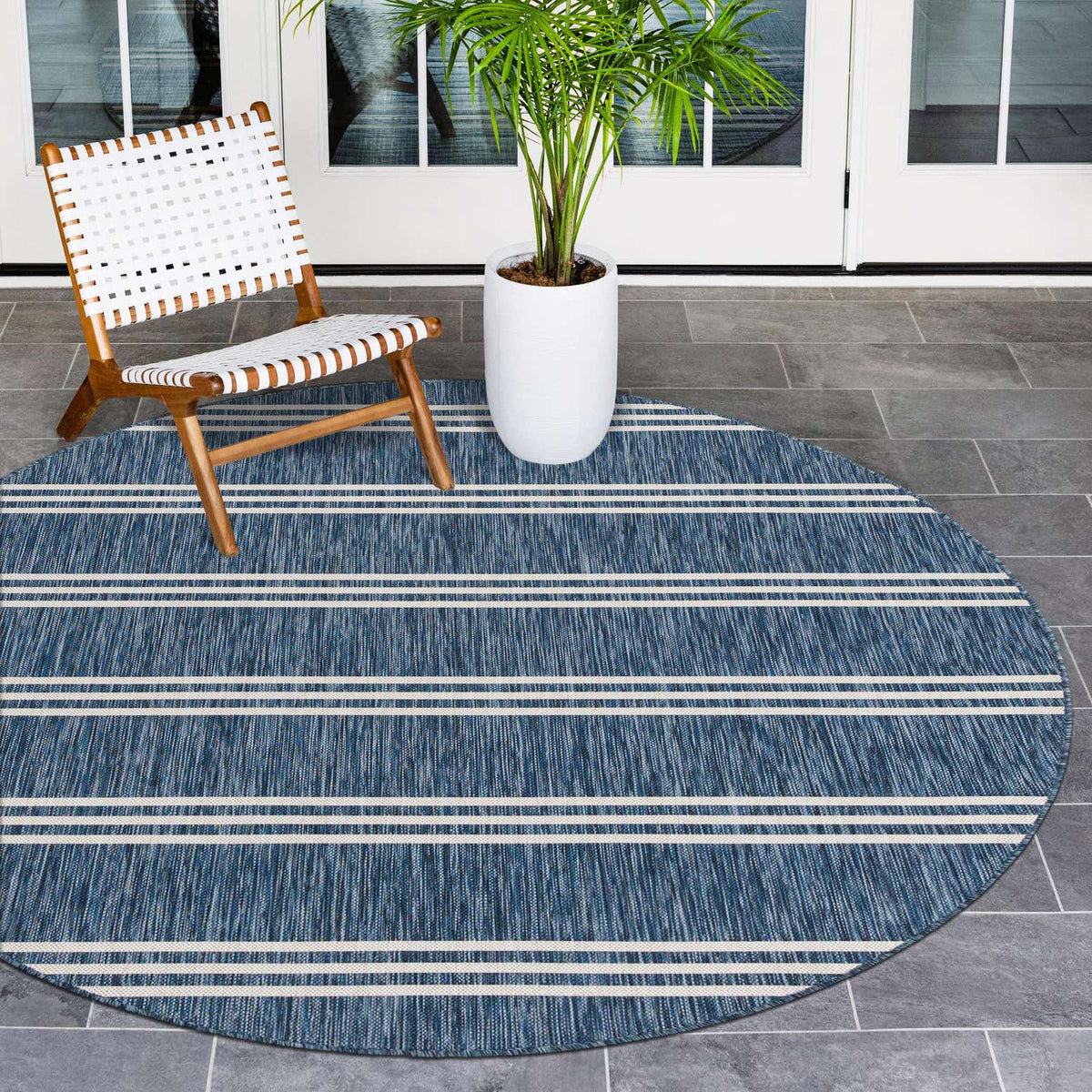 Rund Outdoor Teppich Tulum Outdoor in Blau von Hadorn™ - Lifestyle Image