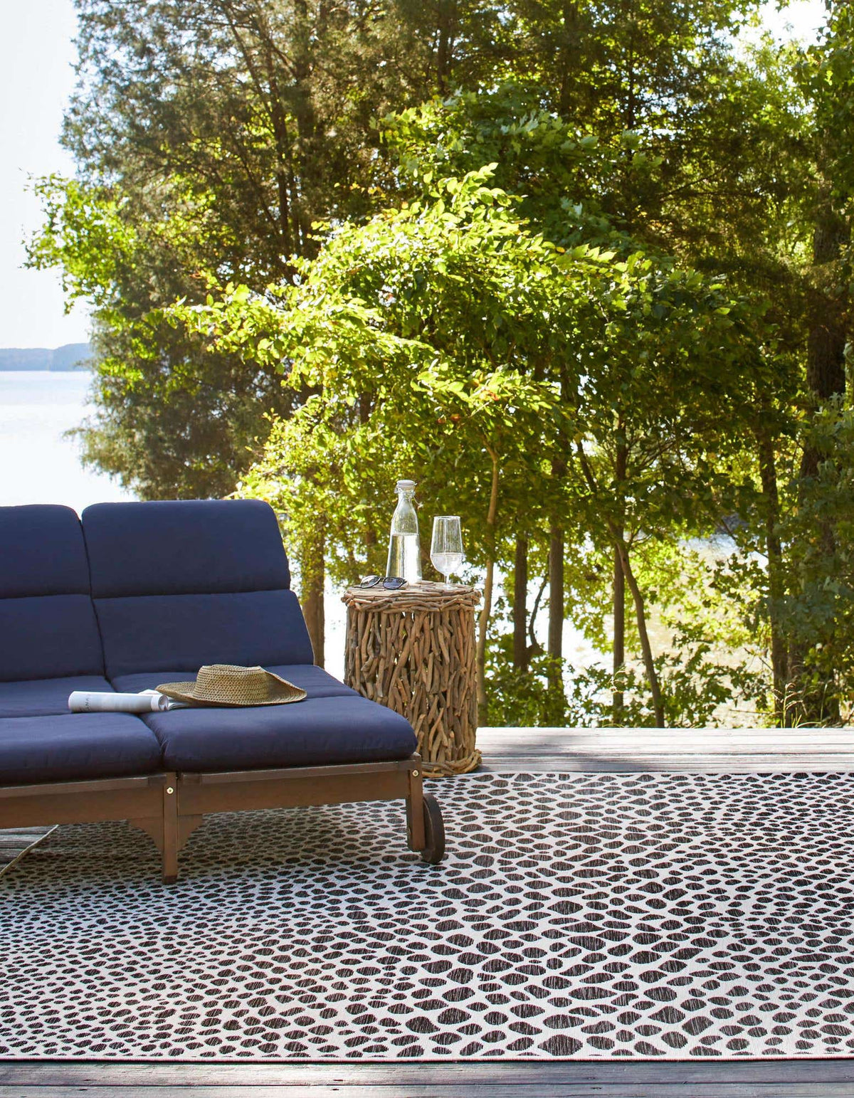 Quadratisch Outdoor Teppich Tulum Outdoor in Schwarz von Hadorn™ - Lifestyle Image