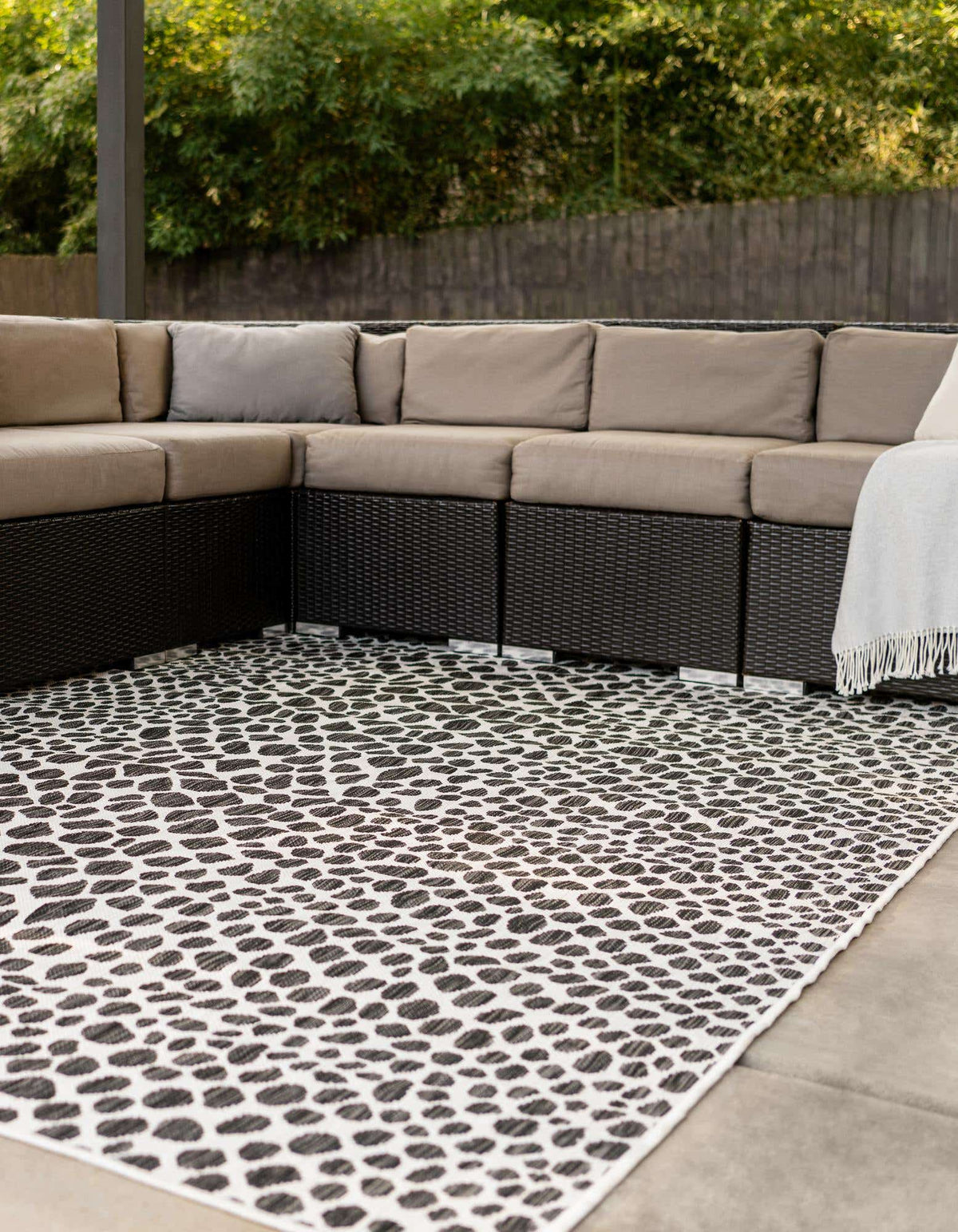 Quadratisch Outdoor Teppich Tulum Outdoor in Schwarz von Hadorn™ - Lifestyle Image