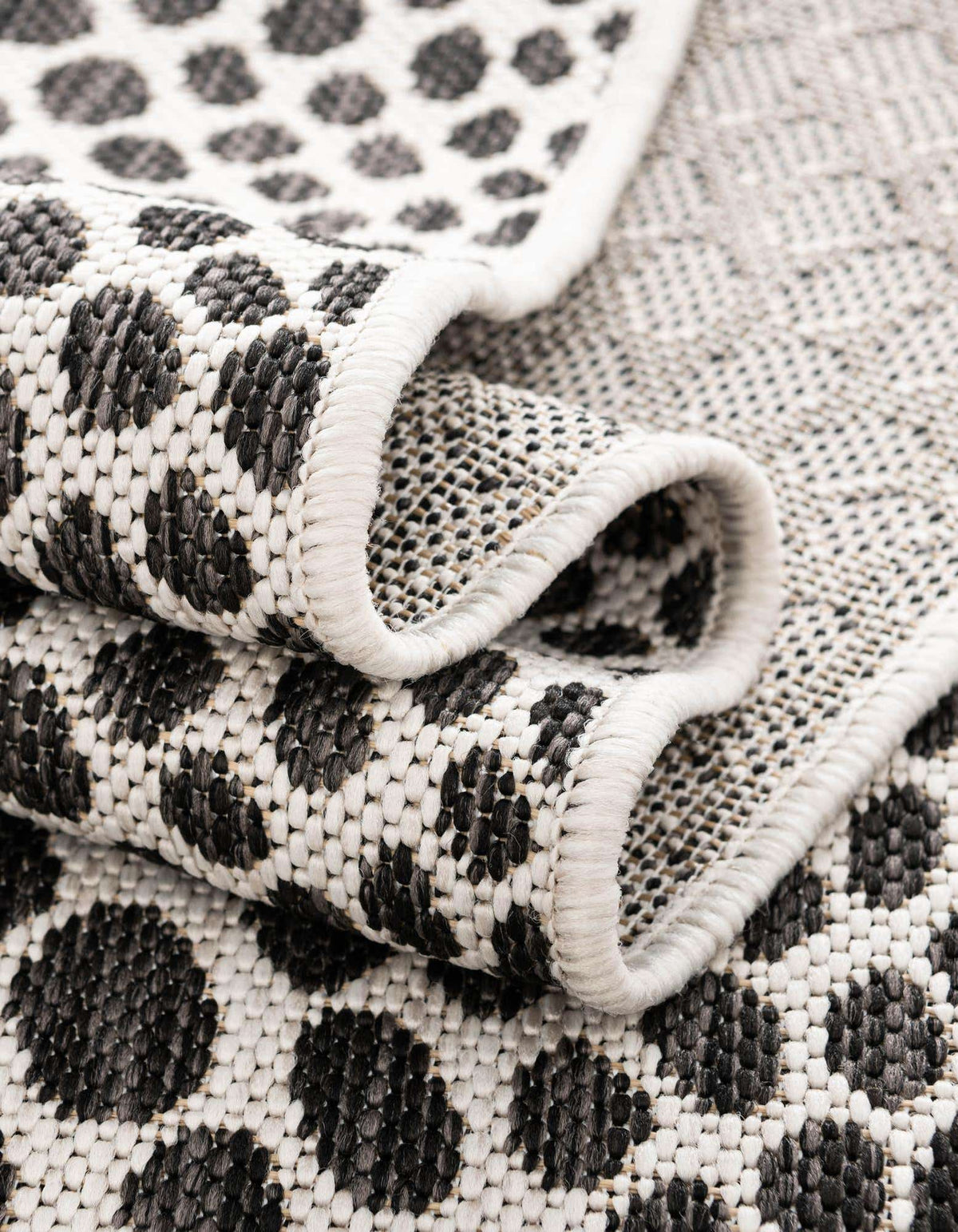 Rund Outdoor Teppich Tulum Outdoor in Schwarz von Hadorn™ - Lifestyle Image