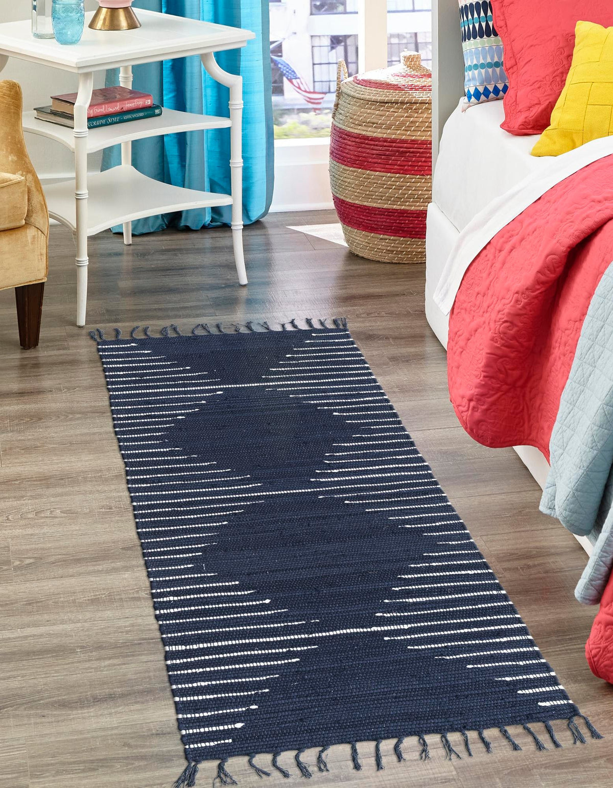 Läufer Handgeflochten Teppich Chindi Cotton in Marineblau von Hadorn™ - Lifestyle Image