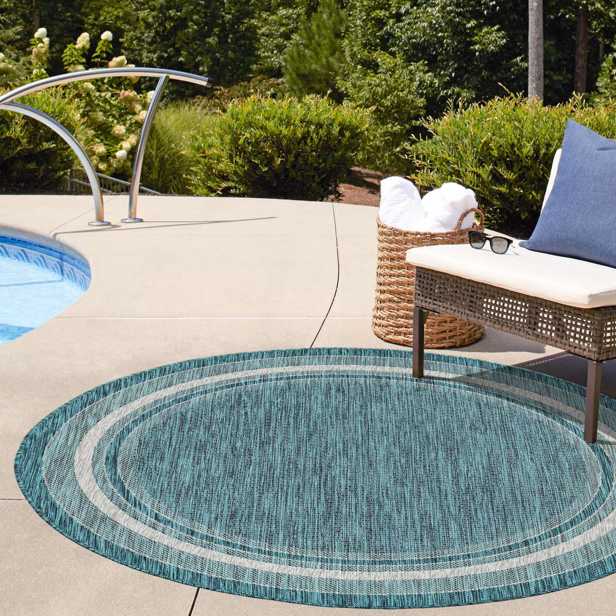 Rund Outdoor Teppich Tulum Outdoor in Blaugrün von Hadorn™ - Lifestyle Image