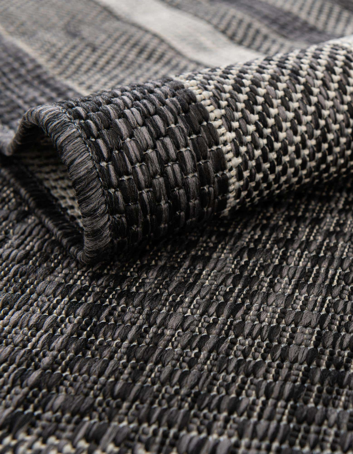 Quadratisch Outdoor Teppich Tulum Outdoor in Schwarz von Hadorn™ - Lifestyle Image