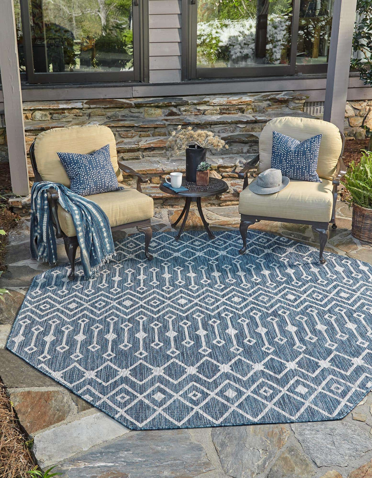 Achteck Outdoor Teppich Tulum Outdoor in Blau von Hadorn™ - Lifestyle Image