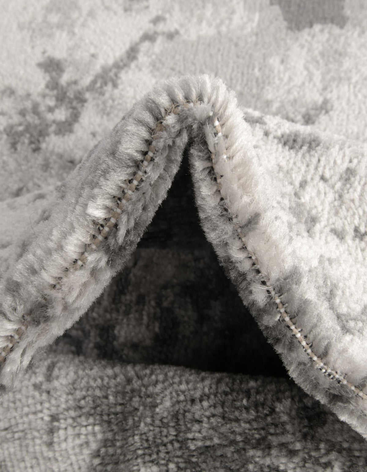 Rund Teppich Metropolis in Hellgrau von Hadorn™ - Lifestyle Image