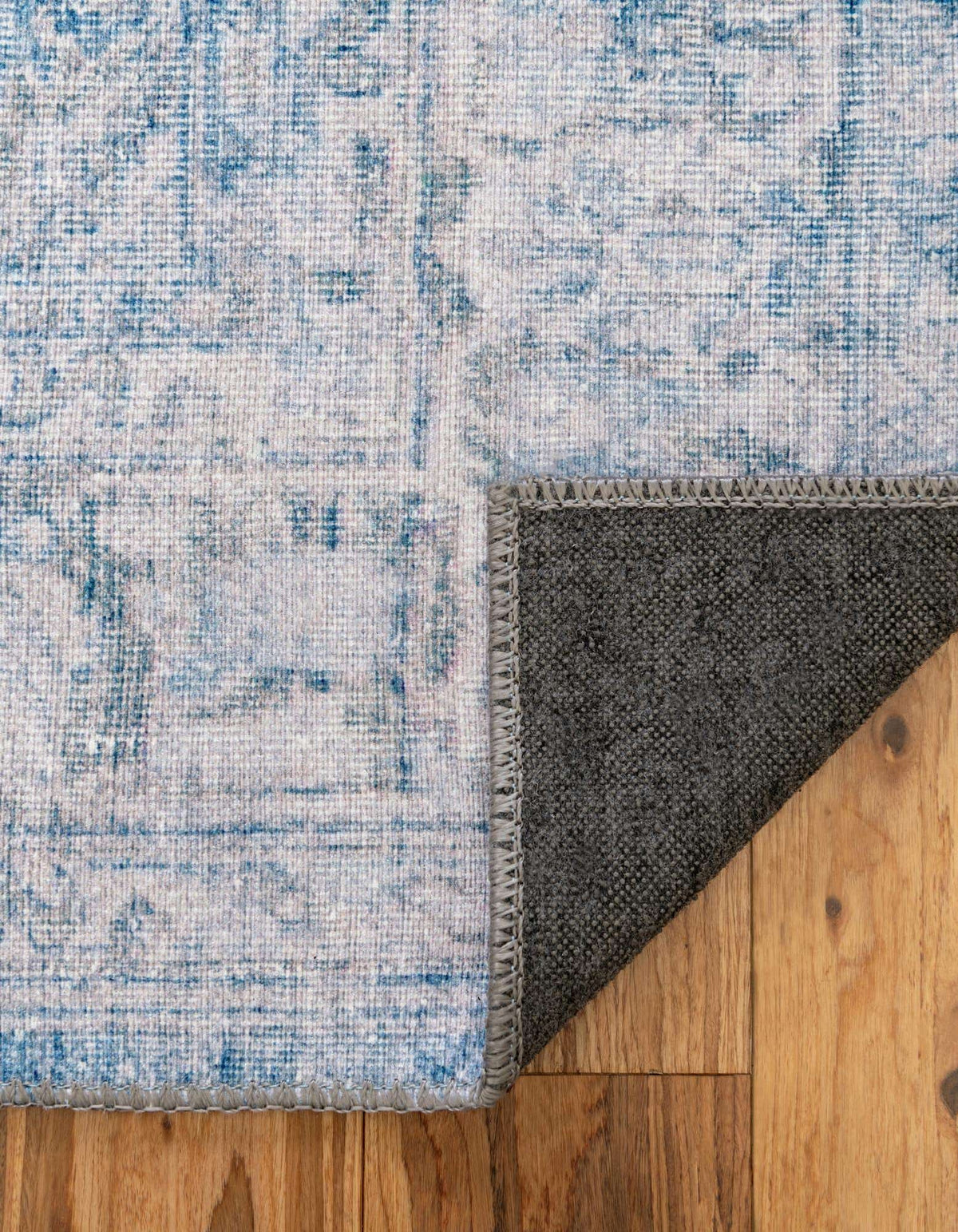 Rechteck Teppich Timeless in Blau von Hadorn™ - Lifestyle Image
