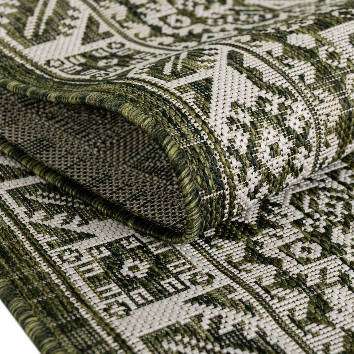 Achteck Outdoor Teppich Tulum Outdoor in Grün von Hadorn™ - Lifestyle Image