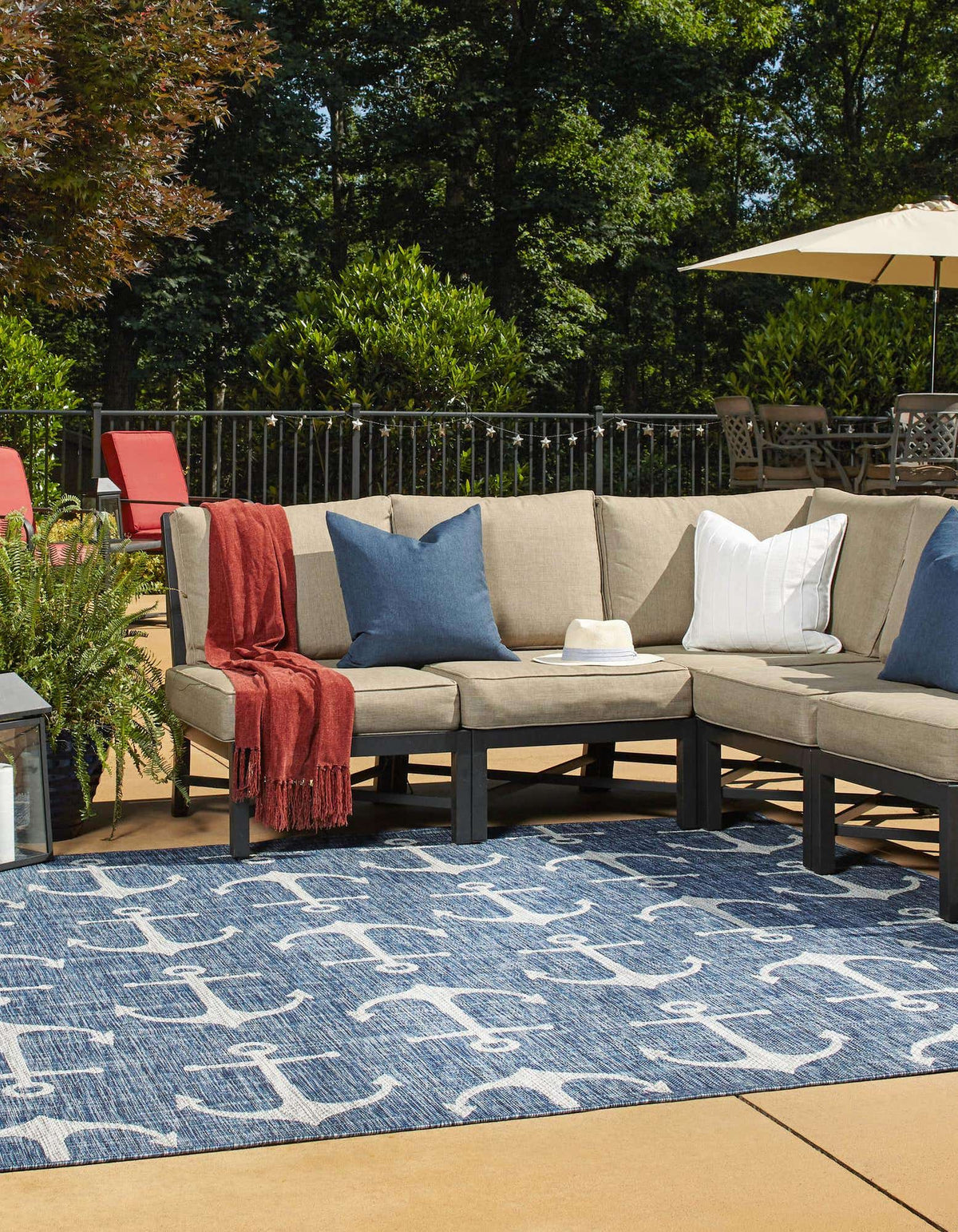 Quadratisch Outdoor Teppich Tulum Outdoor in Blau von Hadorn™ - Lifestyle Image