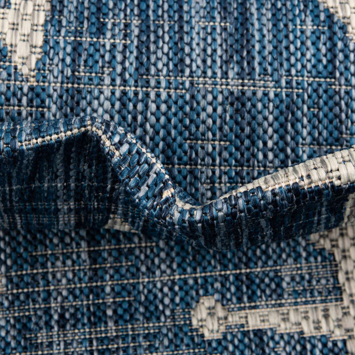 Quadratisch Outdoor Teppich Tulum Outdoor in Blau von Hadorn™ - Lifestyle Image