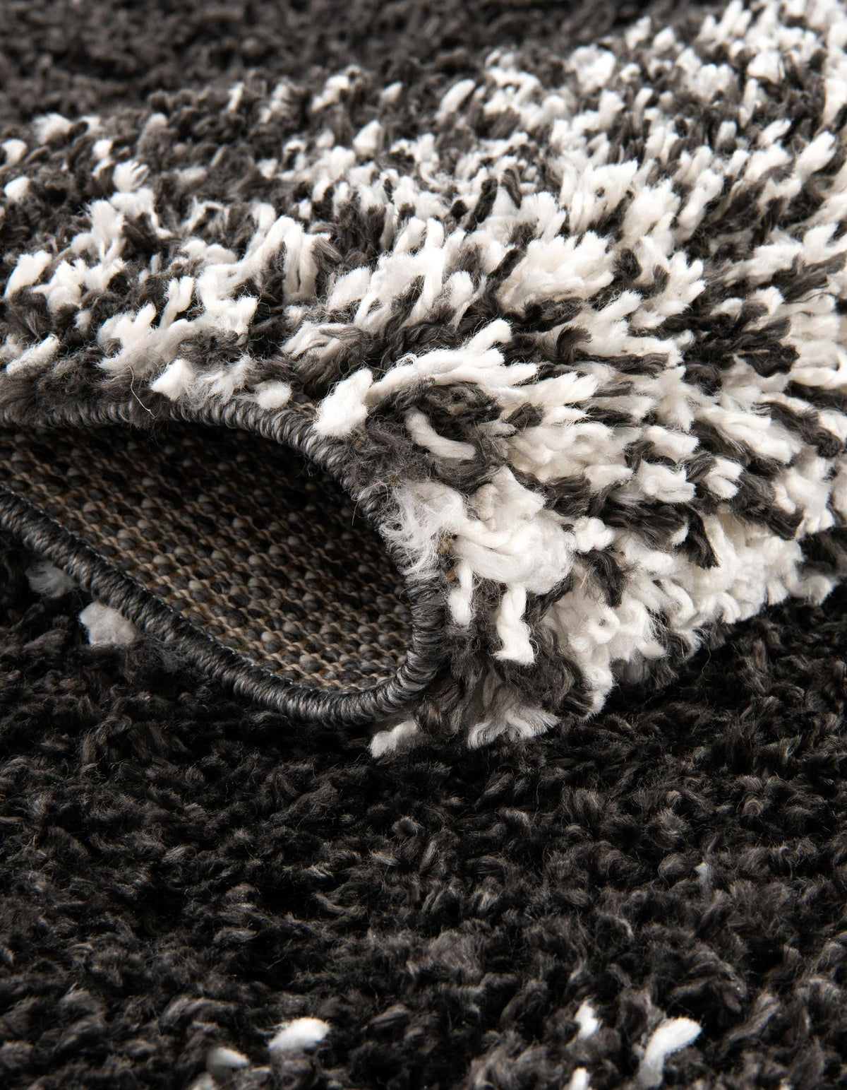 Rund Hochflorteppich Lagom Shag in Schwarz und Weiss von Hadorn™ - Lifestyle Image