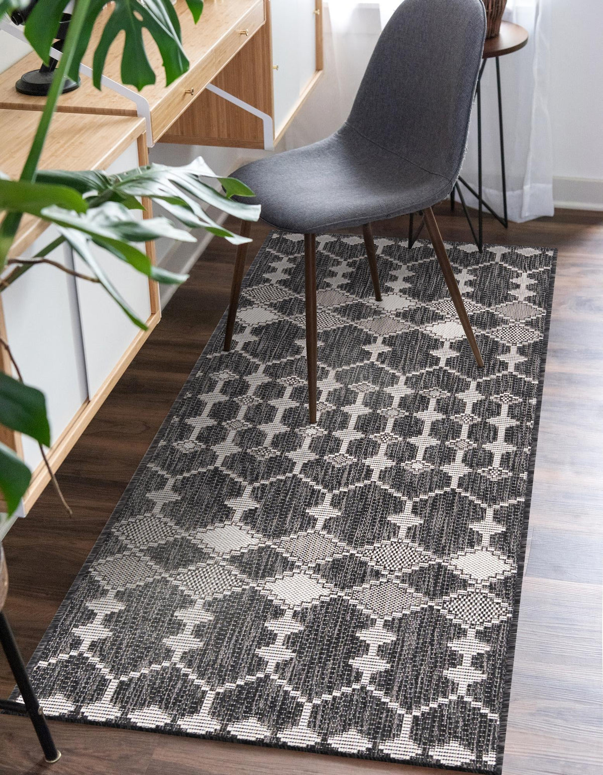 Läufer Outdoor Teppich Outdoor Trellis in Holzkohle von Hadorn™ - Lifestyle Image