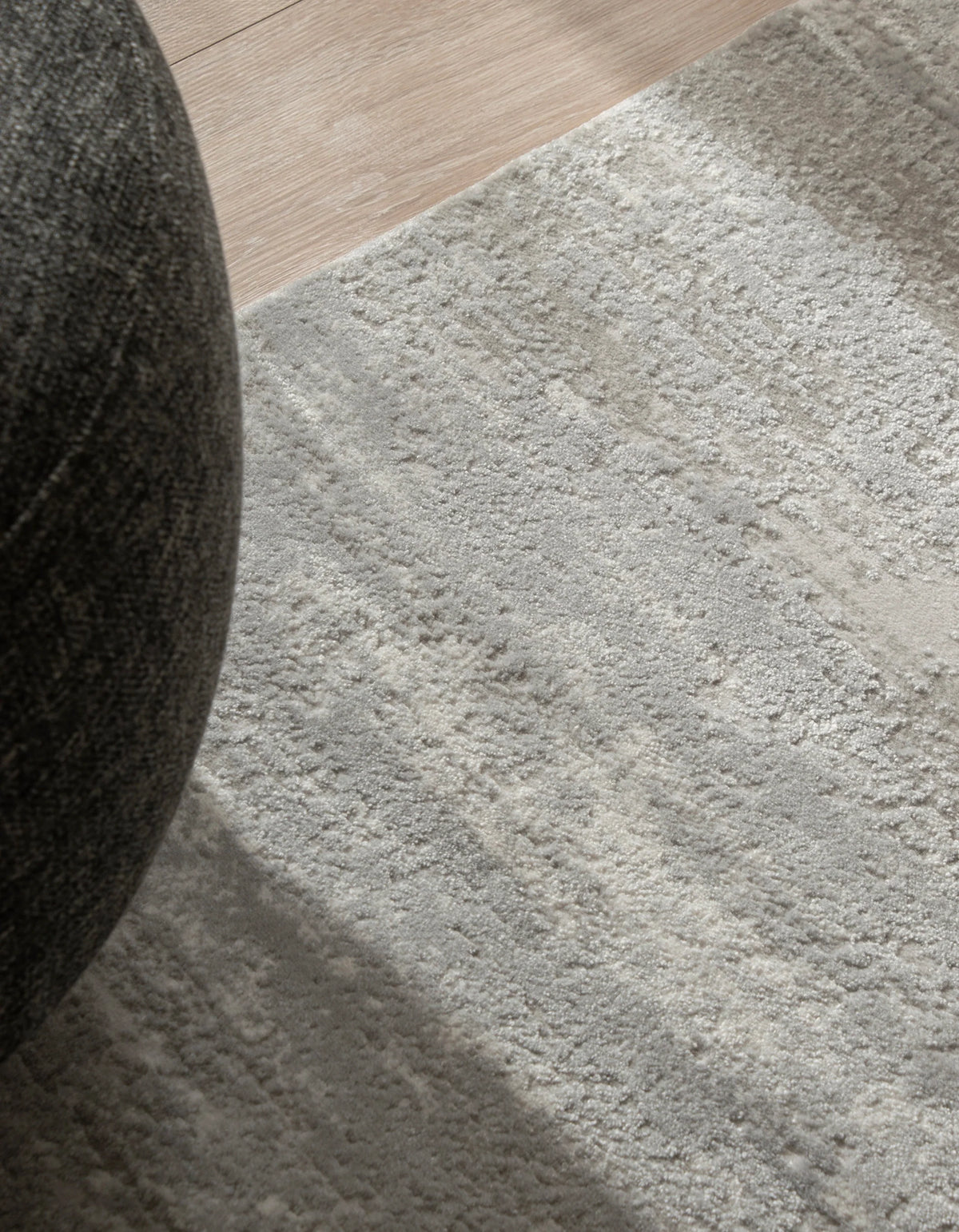 Rund Teppich Davos Deep in Grau von Hadorn™ - Lifestyle Image
