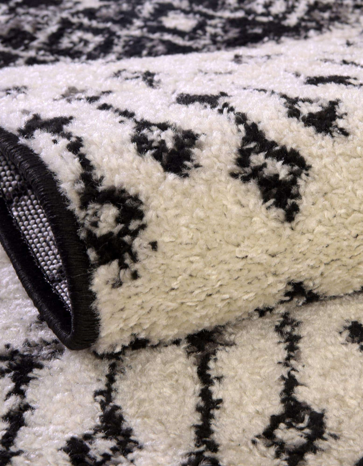 Rechteck Teppich Moroccan Trellis in Schwarz und Weiss von Hadorn™ - Lifestyle Image
