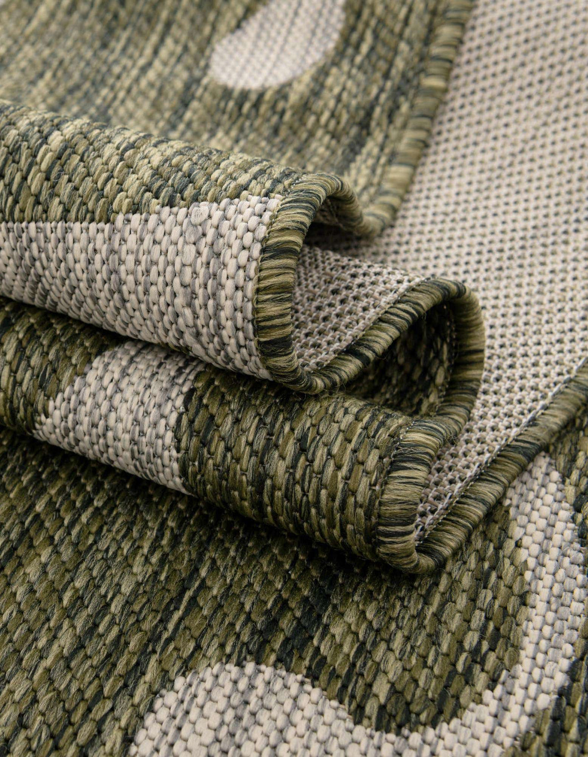 Quadratisch Outdoor Teppich Outdoor Botanical in Grün von Hadorn™ - Lifestyle Image