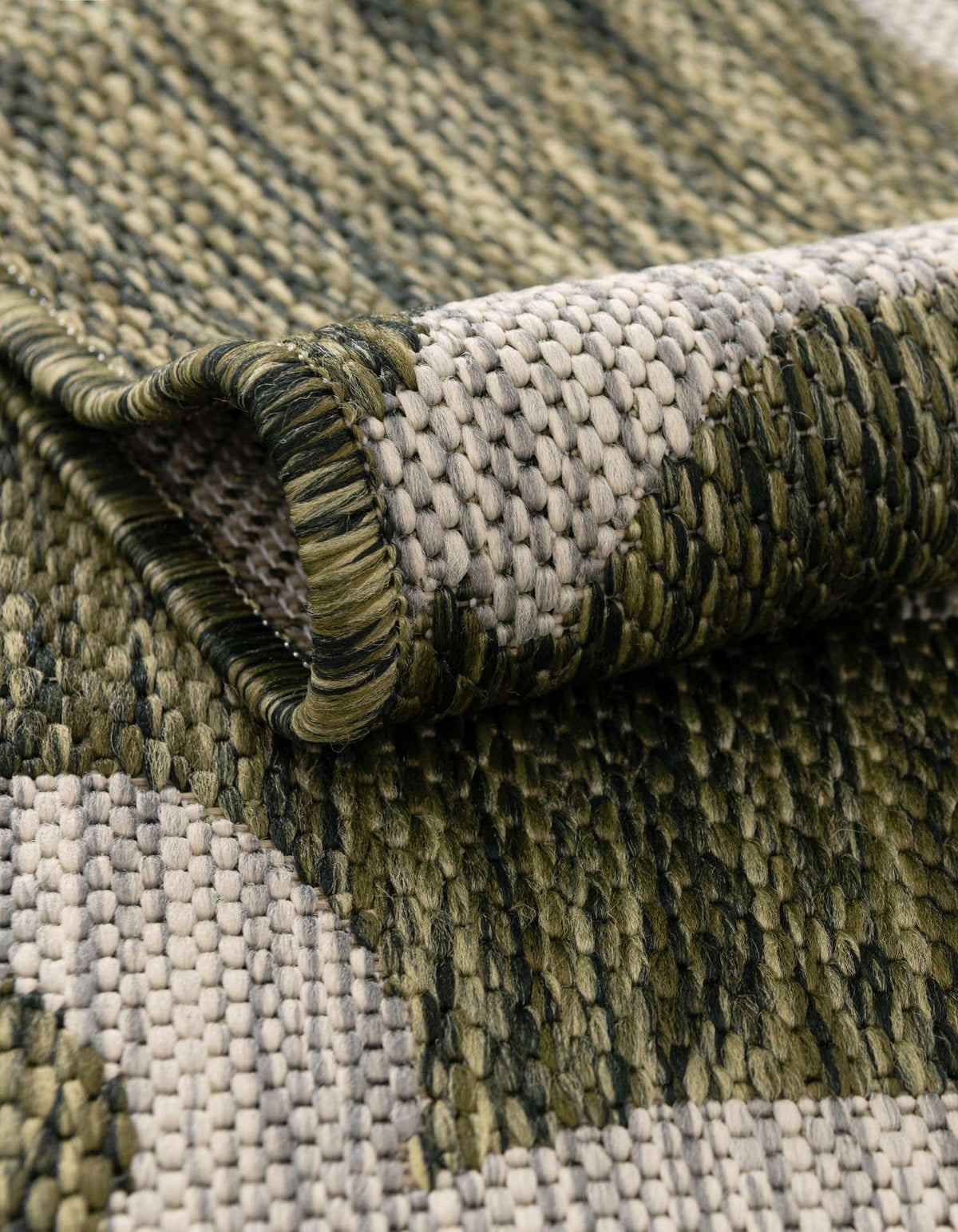 Quadratisch Outdoor Teppich Outdoor Botanical in Grün von Hadorn™ - Lifestyle Image